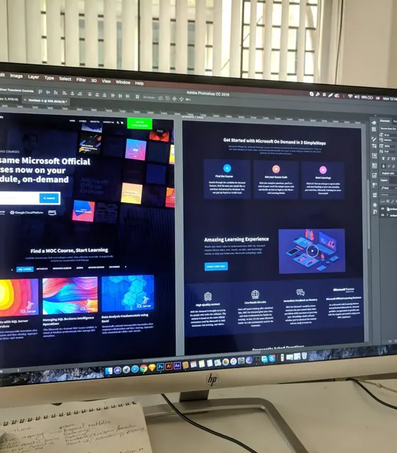 Diseñadora trabajando en la maqueta de una página web a medida en un monitor grande
