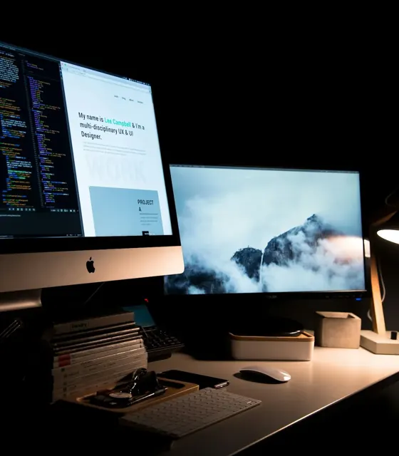 Puesto de trabajo con ordenador para el mantenimiento técnico de páginas web